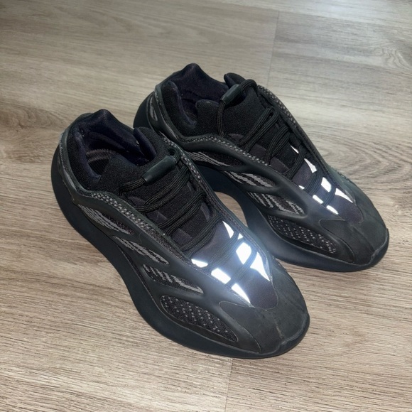 Yeezy 700 V3 Dark glow Sneakers